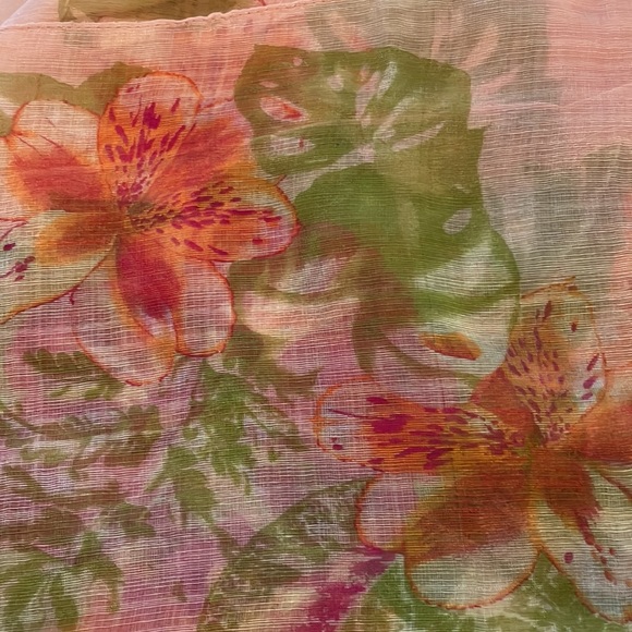 Sheer peach scarf with flowered design - Picture 4 of 5